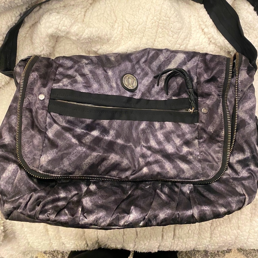 Lululemon GUC messenger bag
